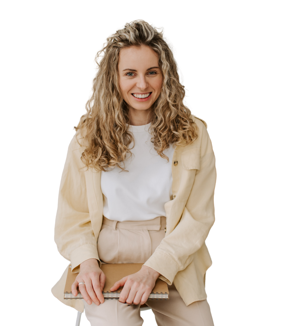 Girl that represent social media apprenticeships with a laptop and casual clothes.